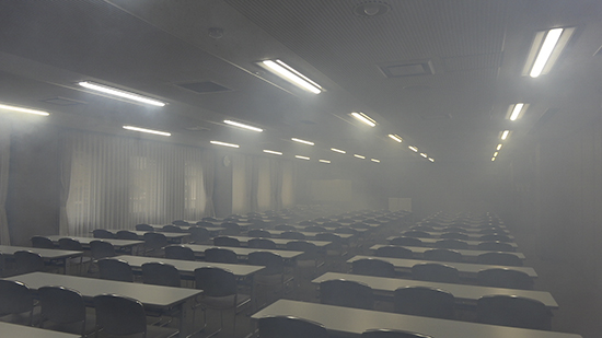 煙が充満する会議室